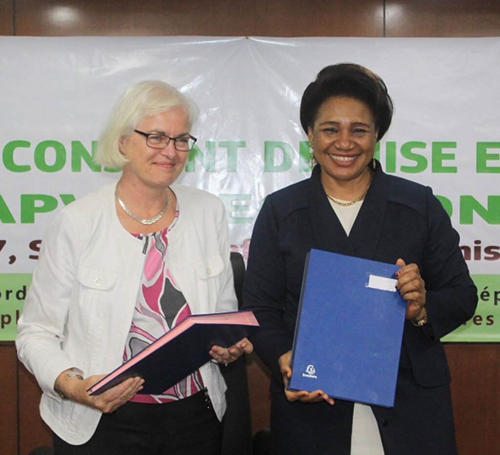 Gouvernance forestière : lancement de deux projets d’observation indépendante des Forêts